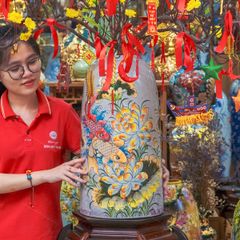 Bình Hoa Dáng Chuông V? Tay H?a Ti?t Sen Cá Chép