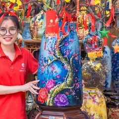 Bình Hoa Dáng Chuông V? Tay H?a Ti?t Chim Én Hoa Màu