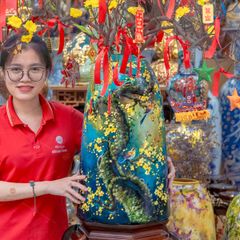 Bình Hoa Dáng Chuông V? Tay H?a Ti?t Hoa Mai Én